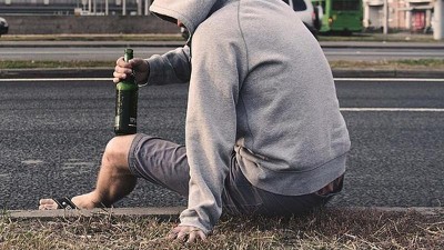 Alkohol na veřejnosti: Str&aacute;žn&iacute;ci v Lounech udělili pokutu