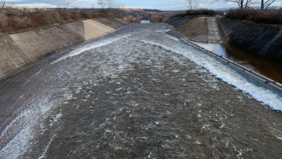 FOTO: Teplé počasí a deště způsobily, že do Nechranické přehrady přitéká velké množství vody. Vodohospodáři proto začali s upouštěním