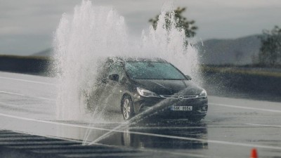 CO SE CHYSTÁ: Jak se zachovat, když dostanete smyk? I to si můžete vyzkoušet na nedělním Dnu bezpečnosti a Dnu otevřených dveří Autodromu Most