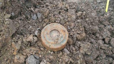 Při stavbě kruhového objezdu v Žatci se našla mina