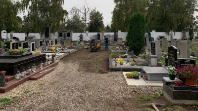 FOTO: V Lenešicích se začaly opravovat cesty na místním hřbitově