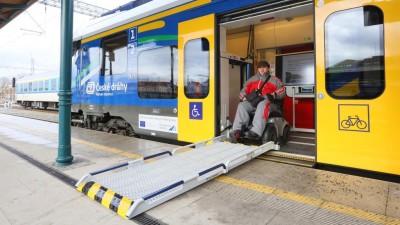 Do vlaků se vrací i cestující s handicapem, letos mají k dispozici rekordní počet bezbariérov&y