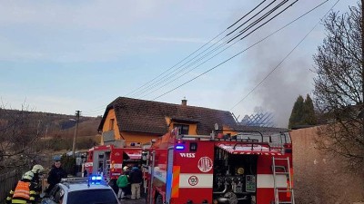 AKTUALIZUJEME OBRAZEM: Požár domu ve Vinařicích likvidovalo šest jednotek hasičů, škoda jde do milionů