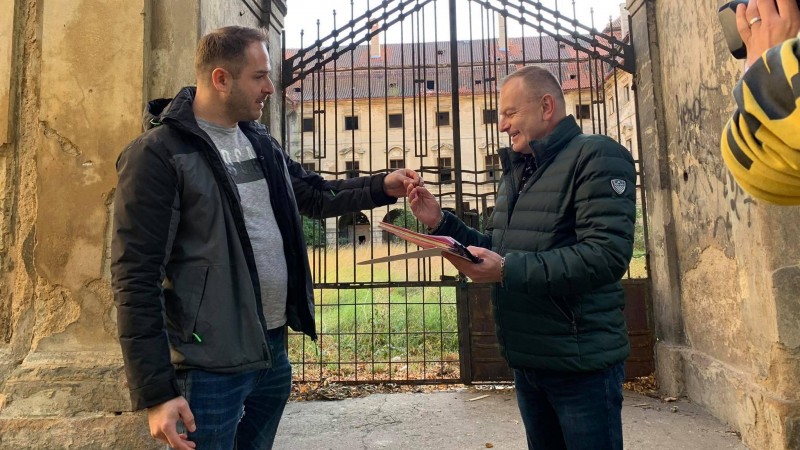 Předání klíčů novému majiteli, městu Postoloprty. Foto: Jitka Fárová