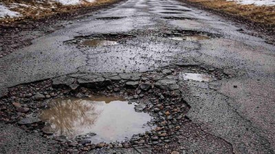 Jarn&iacute; silnice pln&eacute; děr! Nepřeceňujte rychlost a hl&iacute;dejte si bezpečn&yacute; rozestup, rad&iacute; policist&eacute;