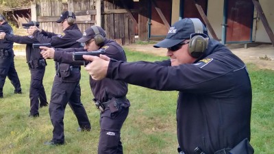 FOTO: Žatečtí strážníci pravidelně absolvují střelecký výcvik
