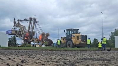 VIDEO: Březenský drak padl k zemi. Trhavina jej nerozprášila, ale rozřezala