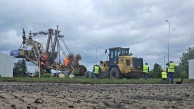 VIDEO: Březenský drak padl k zemi. Trhavina jej nerozprášila, ale rozřezala