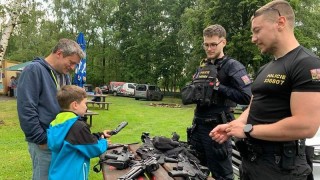 Kromě různých atrakcí děti mohly vidět i policejní zbraně a techniku. Foto: Jitka Fárová