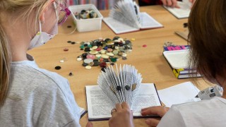 Děti a rodiče tvořili v knihovně v Žatci výrobky ze starých a nepotřebných knih. Foto: Městská knihovna Žatec