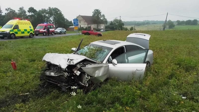 Nehoda osobního vozu v Mukařově. Foto: HZS