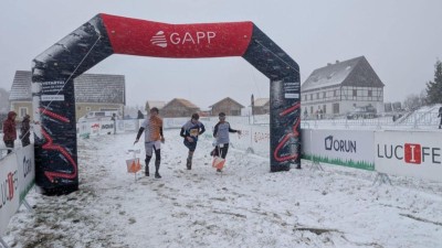 Neděle v Krušných horách. Závodníci dobíhali na sněhu. Foto: Vladislav Linka