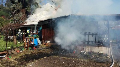 Plameny zničily zahradn&iacute; chatu v Žatci, oheň se stihl roz&scaron;&iacute;řit i na sousedn&iacute; objekt