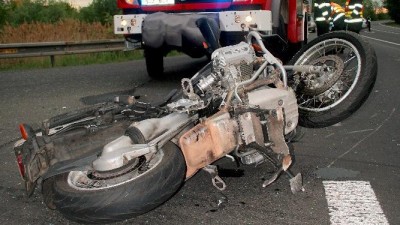 AKTUÁLNĚ: U Holedeče vylétl motorkář ze silnice. Zraněný skončil v nemocnici