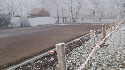 V Žatci za hřbitovem se opravuje hřiště nejen pro starší děti