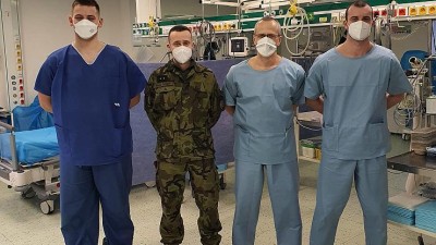 Vojáci ze Žatce pomáhají s covidovými pacienty v nemocnici. Lékaři i sestry si jejich práci pochvalují