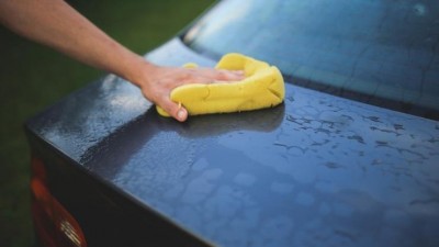 I takové případy musejí řešit strážníci: Muži se nelíbilo, jak pár v Prunéřově venku myje své auto