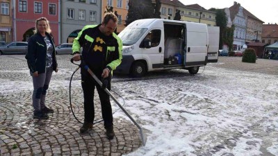 Plevel z dlažby v centru Žatce má mizet díky speciálnímu postřiku bez použití chemie