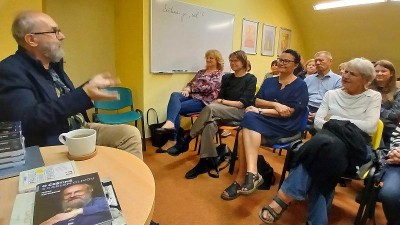 NAPSALI JSTE NÁM: Barevné šály a poutavé besedy. Co se dělo v žatecké knihovně?