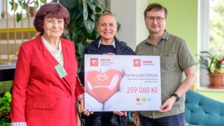 Z&aacute;stupci nadace již před&aacute;vaj&iacute; vybran&yacute;m organizac&iacute;m &scaron;eky. Tento putoval do mosteck&eacute;ho hospice. Foto: ORLEN Unipetrol