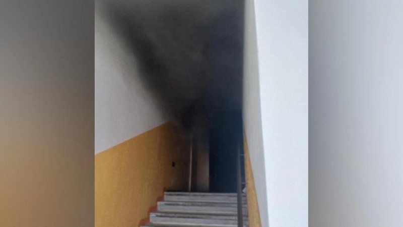 Kouř se valil chodbami domu. Dvě desítky lidí se nadýchaly zplodin. Foto: PČR
