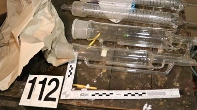 VIDEO: Mostecký TOXI tým rozprášil gang vařičů. Chemikálie na výrobu drog dealeři skladovali na Lounsku