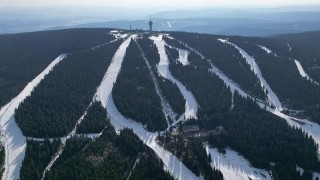 Na Klínovci dokonce v posledních dnech připadl přírodní sníh. Foto: Skiareál Klínovec