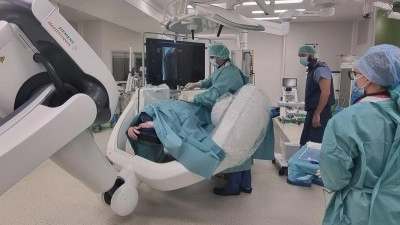 Lékaři provedli první operace páteře s využitím robotického angiografického ramene