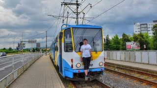 Jakub Hranický na spřáhle košické tramvaje Tatra KT8D5 při soukromé narozeninové oslavě.