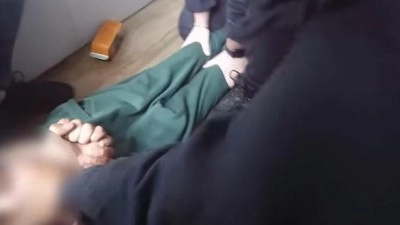 VIDEO: Policisté chytili uprchlého vězně. Skrýval se v chomutovském bytě u jedné ženy