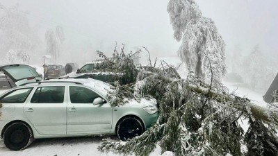 B&iacute;l&aacute; stopa v obležen&iacute; ledu: Kru&scaron;n&eacute; hory jsou nachystan&eacute;, ale vstup do lesů je hazardem se životem