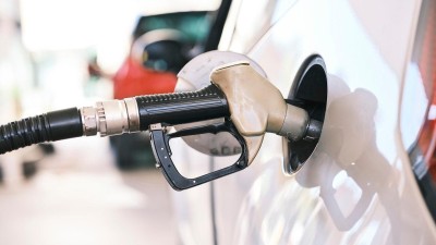 KOMENTÁŘ EKONOMA: Ceny pohonných hmot jdou a půjdou dolů, Čechy přesto čeká druhá nejdražší letní motoristická sezóna historie