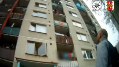 VIDEO: Celostátně hledaný muž utíkal před policisty jako Spiderman. Prchal před nimi z balkónu v osmém patře