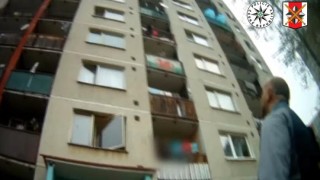 "Pavoučí muž" slézal před policisty po balkónech. Reprofoto video: Policie ČR