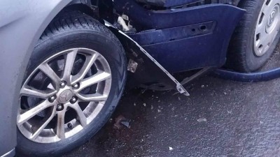 AKTUÁLNĚ: U Havraně na Mostecku se stala nehoda tří osobáků. Policie na místě řídí dopravu