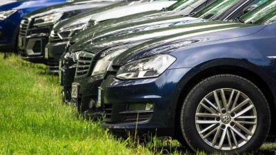 U vlakového nádraží v Lounech přibude 26 parkovacích míst, začíná úprava komunikací