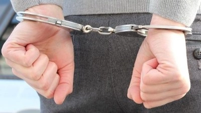 Muž nechtěl do vězení. Poté, co si pro něj přišli policisté, vyskočil z okna