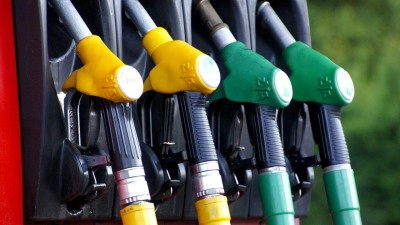 Ceny pohonných hmot v Česku dále padají. Levněji v celé EU tankují jen v Bulharsku a na Maltě