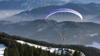 AKTUÁLNĚ: Policisté, hasiči i záchranáři pátrají po spadlém paraglidistovi u Rané