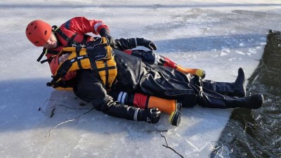 Zamrzl&eacute; rybn&iacute;ky a jezera l&aacute;kaj&iacute; k bruslen&iacute;, policist&eacute; v&scaron;ak varuj&iacute; před riziky. Co dělat v př&iacute;padě prolomen&iacute; ledu?