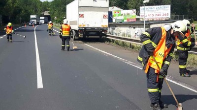 AKTUÁLNĚ: U Lubence se srazil minibus s náklaďákem. Silnice je uzavřena