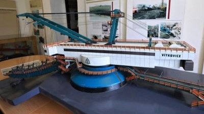Těžaři doručili do Podkrušnohorského technického muzea korečkové rypadlo