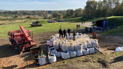 VIDEO: Zásah pyrotechniků v chemparku byl unikátní. Nyní si obdobnou situaci trénovali ve vojenském prostoru