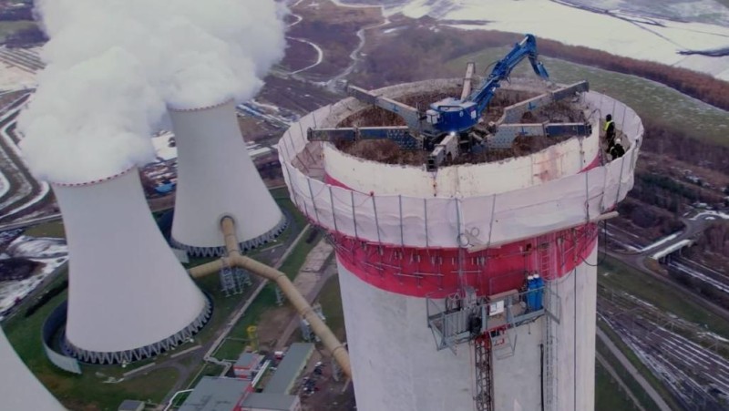 Druh&yacute; kom&iacute;n v Prun&eacute;řově se neodstřel&iacute;, ale postupně se ubour&aacute;v&aacute; pomoc&iacute; speci&aacute;ln&iacute;ho bagru. Foto: ČEZ