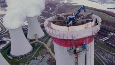 Druh&yacute; kom&iacute;n v Prun&eacute;řově se neodstřel&iacute;, ale postupně se ubour&aacute;v&aacute; pomoc&iacute; speci&aacute;ln&iacute;ho bagru. Foto: ČEZ