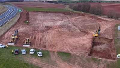 VIDEO: Jak pokračuje výstavba nového střediska pro údržbu dálnice D6 nedaleko Lubence? Povídejte se!
