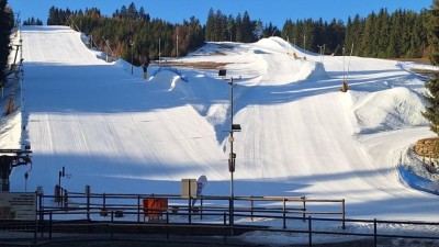 Lyže je&scaron;tě neukl&iacute;zejte do sklepa. V&yacute;běr, kde si už&iacute;t jarn&iacute; lyžov&aacute;n&iacute; v Kru&scaron;n&yacute;ch hor&aacute;ch, je pestr&yacute;