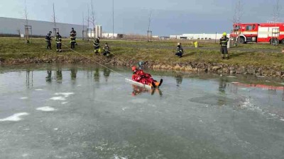 OBRAZEM: Hasiči ze Žatce v průmyslové zóně Triangle nacvičovali záchranu osob ze zamrzlé vodní hladiny