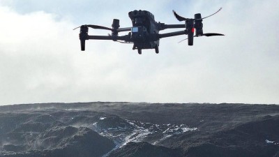 Požářiště kontrolují hasiči i pomocí dronů. Foto: HZS Ústeckého kraje