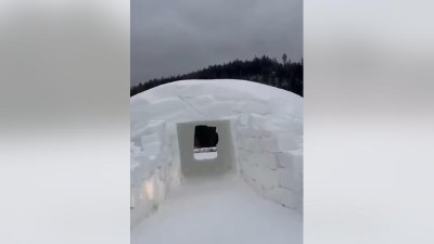 VIDEO: Ve Skiareálu Potůčky se podařilo obnovit oblíbenou atrakci. Sněhovým tunelem můžou lyžaři a snowboardisté projet